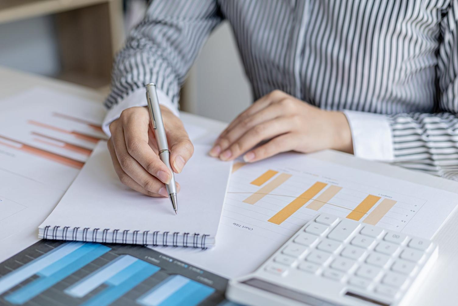 Proceso de investigación y análisis de datos económicos