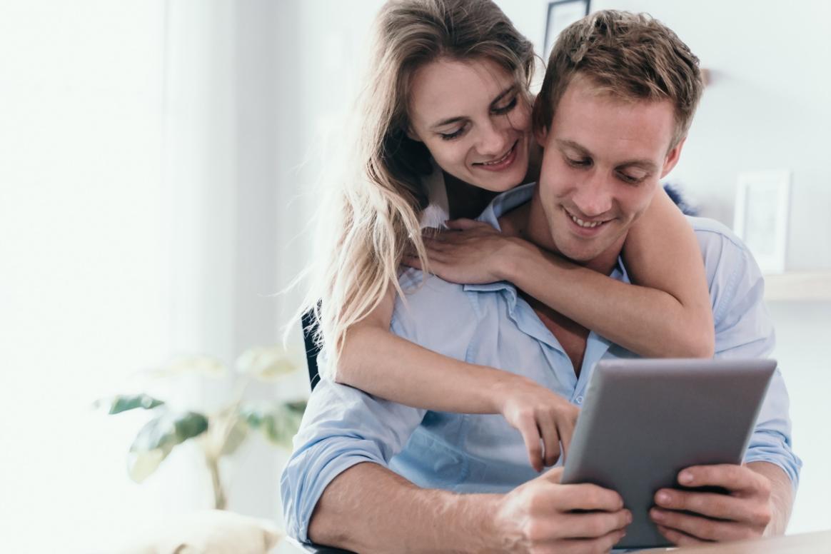 Equipo de onimareqius trabajando en análisis de datos económicos en oficina de Madrid